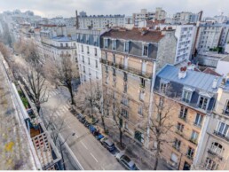 Vue de la rue depuis le balcon